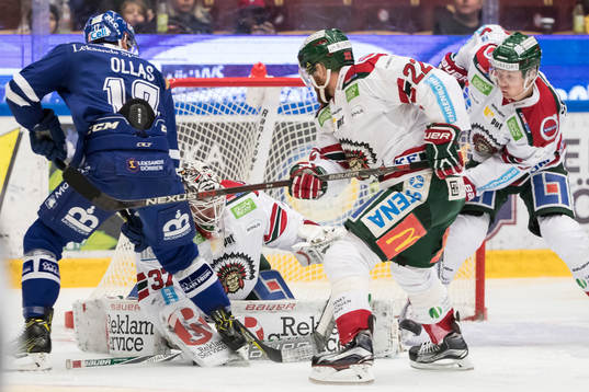 Leksands Jesper Ollas framför Frölundas målvakt Johan