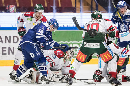 Leksands János Hári framför Frölundas målvakt Johan