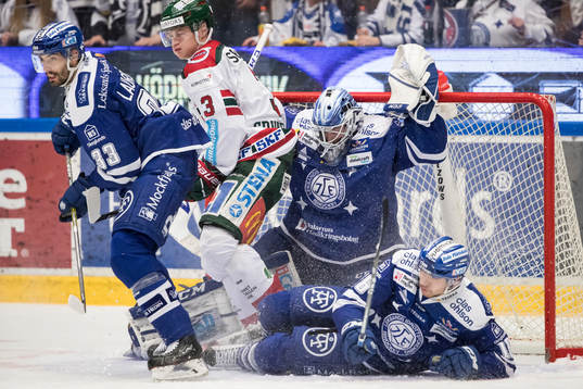 Frölundas Carl Grundström åker in i Leksands målvakt