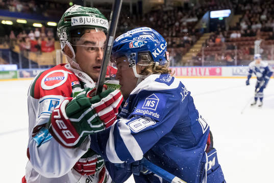 Leksands William Wikman tacklar Frölundas Casey Wellman i