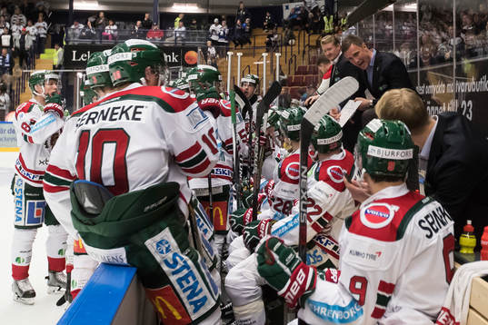 Frölundas tränare Roger Rönnberg  i ishockeymatchen i