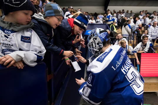 Leksands målvakt Henrik Haukeland skriver autografer
