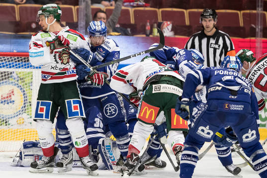 Trångt framför Leksands målvakt Henrik Haukeland János