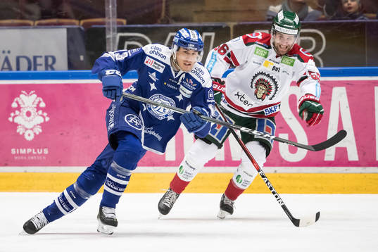 Leksands Jon Knuts jagas av Frölundas Jonathan Sigalet  i