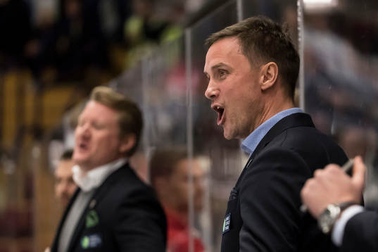 Frölundas tränare Roger Rönnberg  i ishockeymatchen i