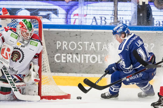 chans för Leksands Oskar Lang framför Frölundas målvakt