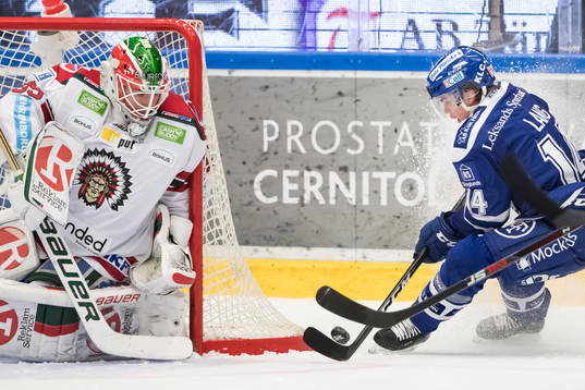 chans för Leksands Oskar Lang framför Frölundas målvakt