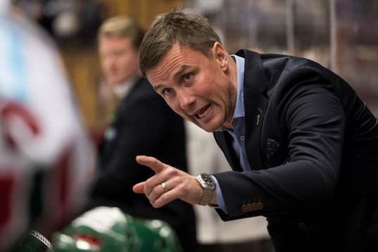 Frölundas tränare Roger Rönnberg  i ishockeymatchen i