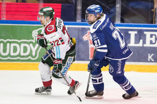 Frölundas Patrik Carlsson jagas av Leksands Rickard Hugg