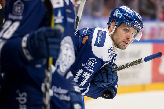 Leksands Jesper Ollas  i ishockeymatchen i SHL mellan