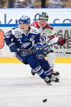 Leksands Isak Skedung  i ishockeymatchen i SHL mellan