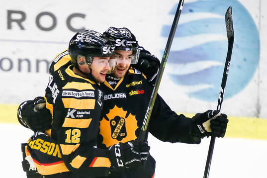 Skellefteås Andrew Calof och Adam Pettersson jublar