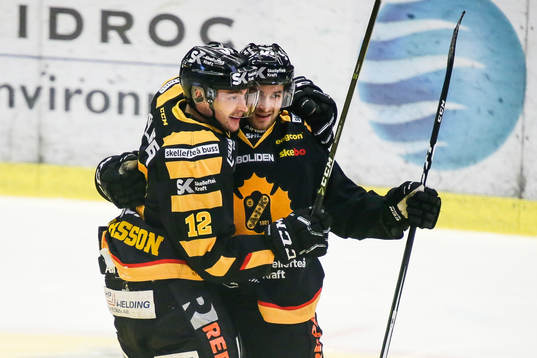 Skellefteås Adam Pettersson och Andrew Calof  jublar