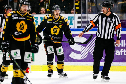 Skellefteås Jimmie Ericsson skriker åt domaren Mikael Nord