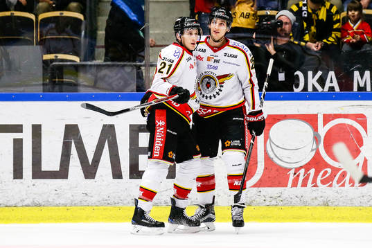 Luleås Bill Sweatt och Anton Hedman jublar