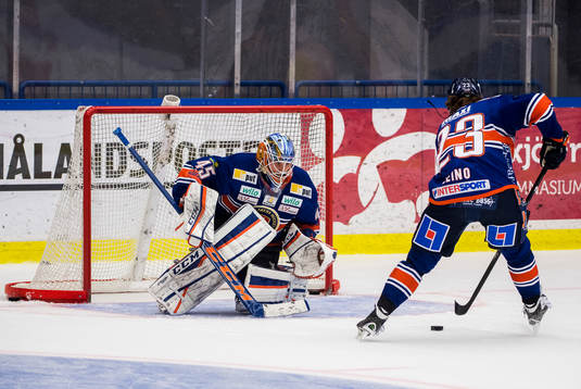 Växjös Ville Leino och målvakt Viktor Andrén värmer upp