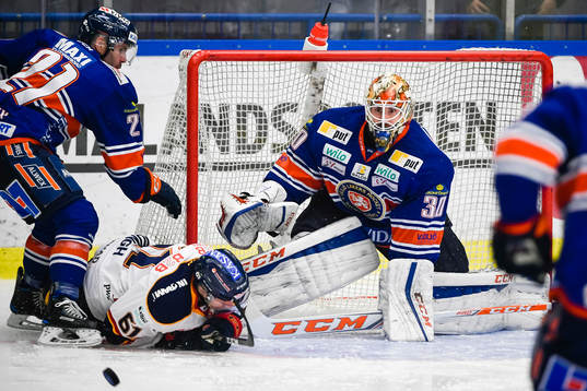 Växjös målvakt Joacim Eriksson och Cory Murphy i kamp
