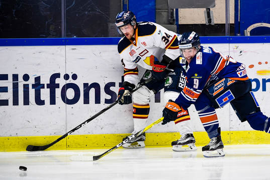 Djurgårdens Daniel Brodin och Växjös Josh Hennessyunder