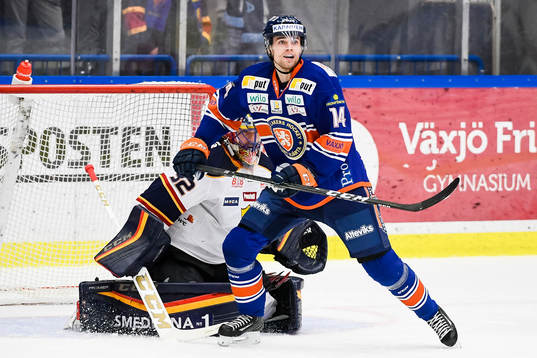 Växjös Emil Pettersson och Djurgårdens målvakt Mikael