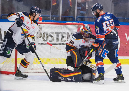 Djurgårdens Adam Ollas Mattsson och målvakt Mikael