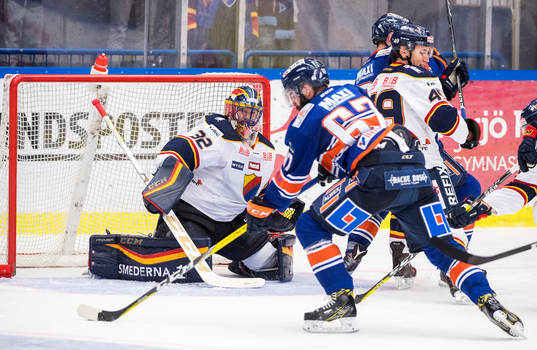 Djurgårdens målvakt Mikael Tellqvist och Växjös Linus