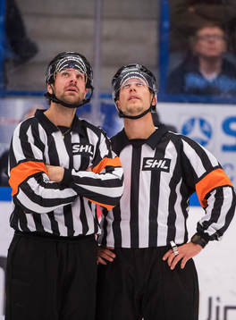 Domarna Mikael Sjöqvist och Andreas Harnebring