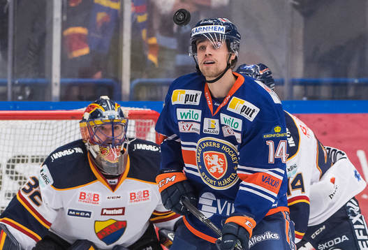 Växjös Emil Pettersson och Djurgårdens målvakt Mikael