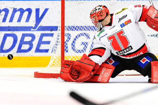 Örebros målvakt Julius Hudacek räddar ett skott