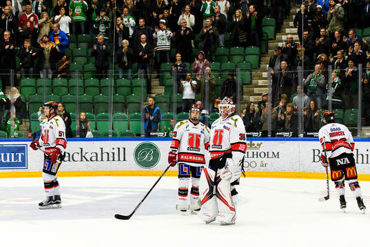 Örebros Bobbo Petersson och målvakt Axel Brage deppar