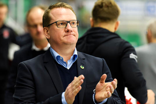 Rögles assisterande tränare Magnus Bogren applåderar