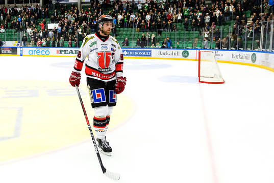 Örebros Viktor Ekbom deppar när han lämnar isen