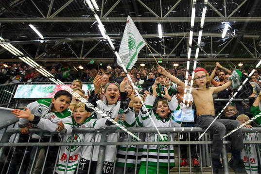 Rögles unga supporters jublar