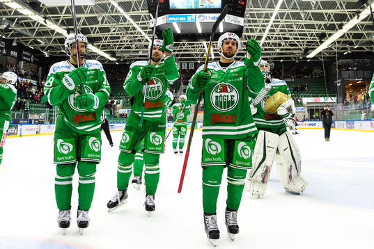 Rögles spelare jublar och tackar sina supporters