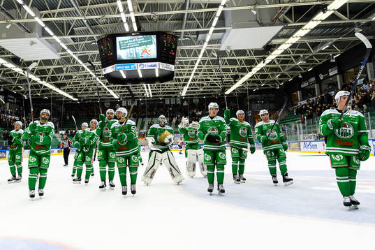 Rögles spelare jublar och tackar sina supporters