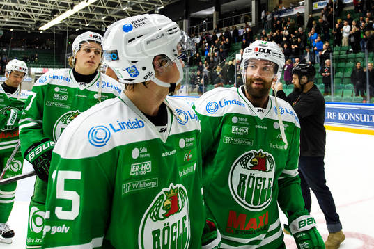 Rögles Taylor Matson ser glad ut när han lämnar isen