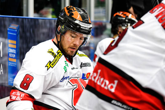 Örebros Nicklas Grossmann sitter i båset