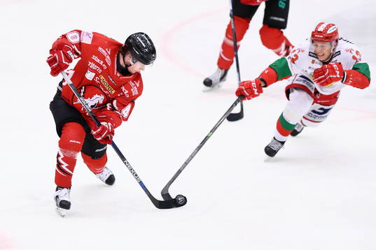Vita Hästen-spelare och Moraspelare i duell