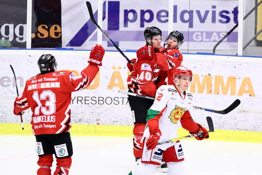 Vita Hästens Mattias Kalin blir omkramad