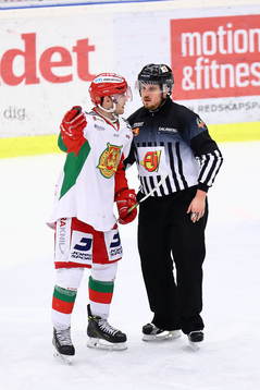 Moras Kevin Goumas pratar med domaren