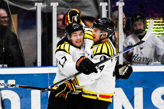 Brynäs Pathrik Westerholm och Jacob Blomqvist jublar