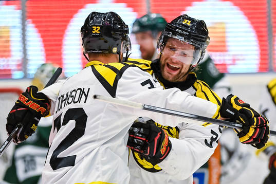Brynäs Nick Johnson och Jonathan Granström jublar