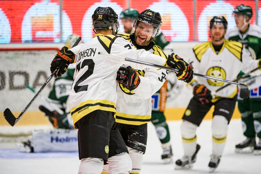 Brynäs Nick Johnson och Jonathan Granström jublar