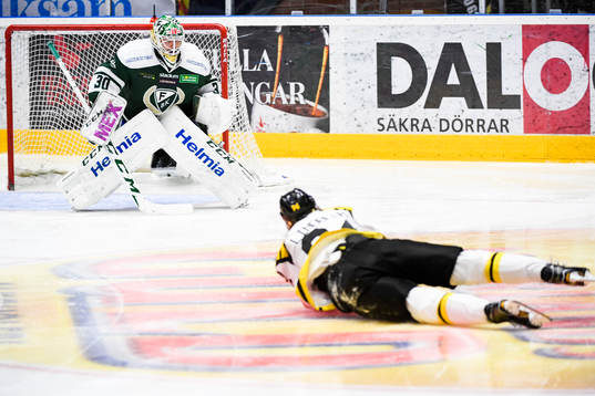 Brynäs Oskar Lindblom faller framför Färjestads målvakt