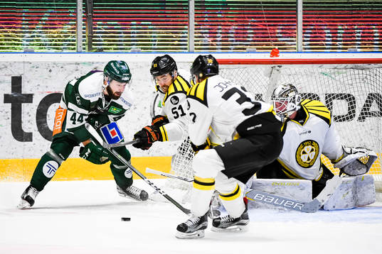 Färjestads Milan Gulas i kamp mot Brynäs Marc Zanetti,