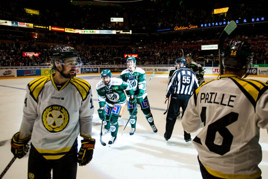 Brynäs Johan Alcén deppar och Färjestads Milan Gulas och