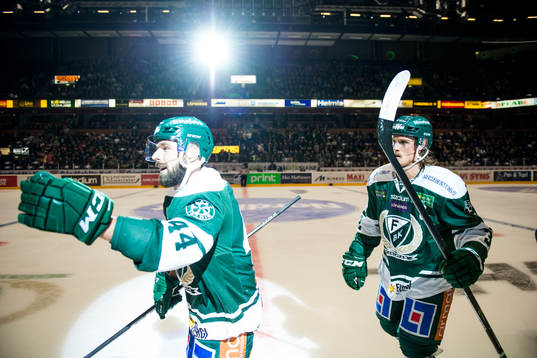 Färjestads Milan Gulas och Magnus Nygren jublar