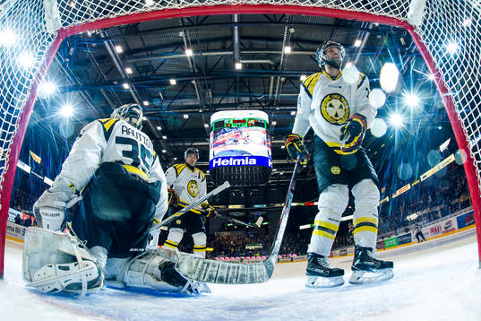 Brynäs målvakt David Rautio och Johan Alcén deppar