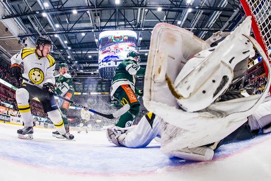 Brynäs Lucas Carlsson och Färjestads Rasmus Asplund