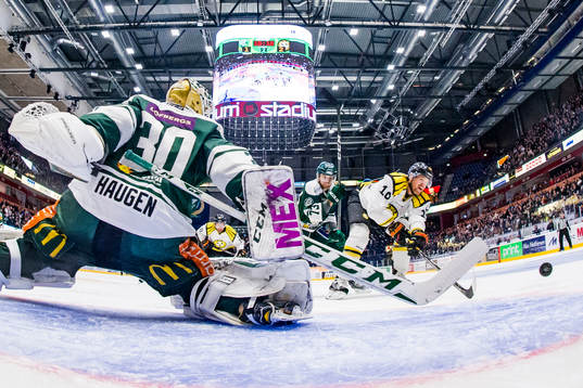 Färjestads målvakt Lars Haugen, Anton Grundel och Brynäs