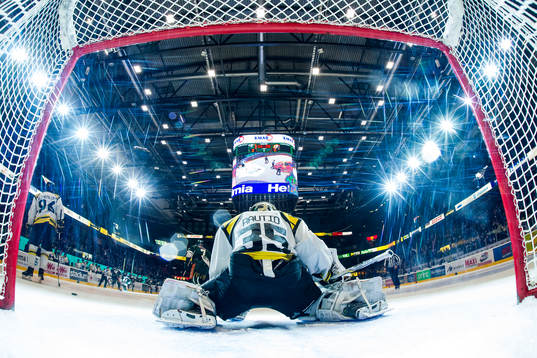 Brynäs målvakt David Rautio deppar